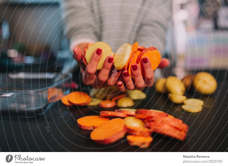 eine Person, die Kartoffeln und Süßkartoffeln in einer schönen Küche kocht. Gemüse Essen Mittagessen Abendessen Diät Tisch Mensch Frau Erwachsene Hand Natur