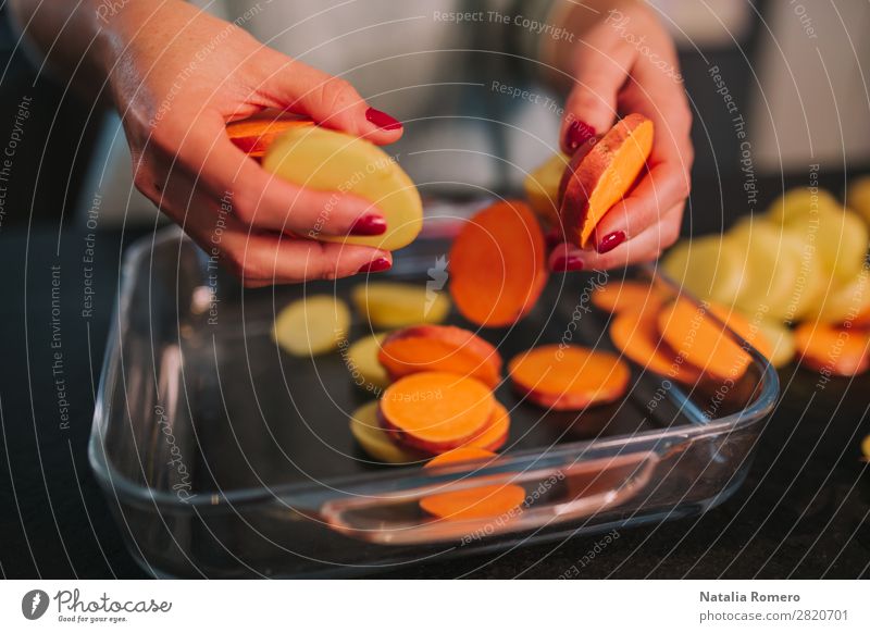 eine Person, die Kartoffeln und Süßkartoffeln in einer schönen Küche kocht. Gemüse Essen Mittagessen Abendessen Diät Tisch Mensch Frau Erwachsene Hand Natur