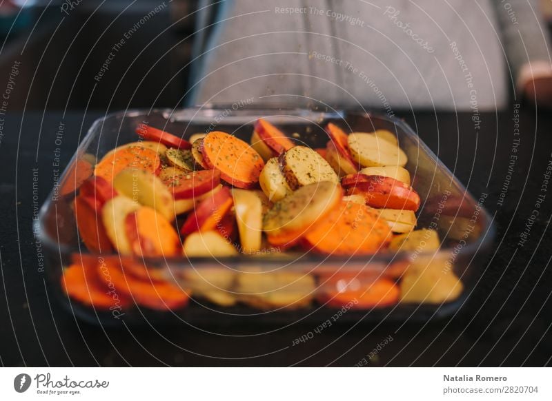 eine Person, die Kartoffeln kocht Gemüse Essen Mittagessen Abendessen Diät Tisch Küche Mensch Frau Erwachsene Hand Natur Holz frisch natürlich gelb grün Farbe