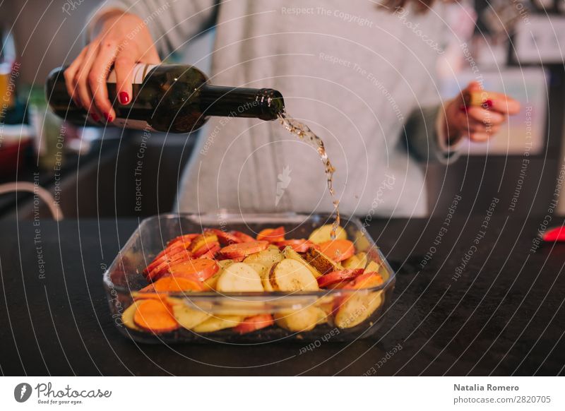 eine Person, die Kartoffeln kocht Gemüse Essen Mittagessen Abendessen Diät Tisch Küche Mensch Frau Erwachsene Hand Natur Holz frisch natürlich gelb grün Farbe