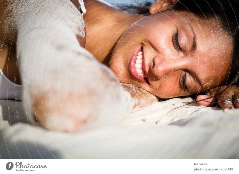 Endlich Urlaub Frau Mensch liegen lachen Lächeln ruhig bewegungslos Sand Sandstrand brünett dunkelhaarig Sommer Strand Ferien & Urlaub & Reisen Erholung Mädchen