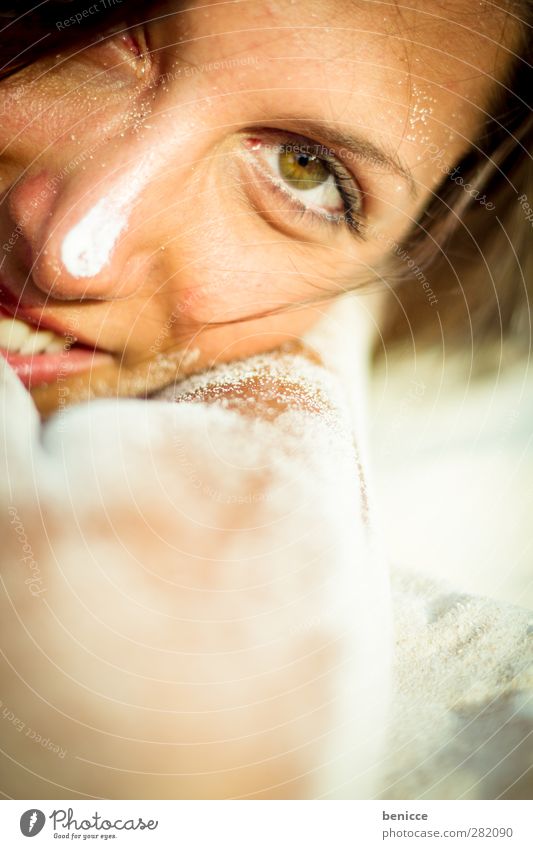 sandig Frau Mensch liegen lachen Lächeln ruhig bewegungslos Erholung Sand Sandstrand brünett dunkelhaarig Sommer Strand Ferien & Urlaub & Reisen Mädchen