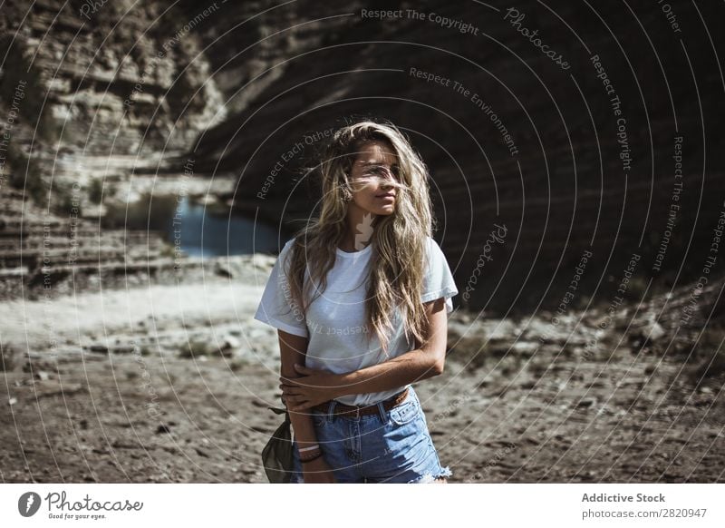 Frau am See stehend hübsch Küste Natur Mädchen Jugendliche schön attraktiv Wasser Beautyfotografie Mensch Porträt Lifestyle Model Park niedlich