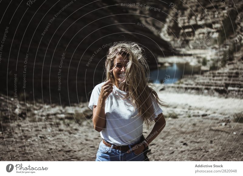 Frau am See stehend hübsch Küste Hände in den Taschen Natur Mädchen Jugendliche schön attraktiv Wasser Beautyfotografie Mensch Porträt Lifestyle Model Park