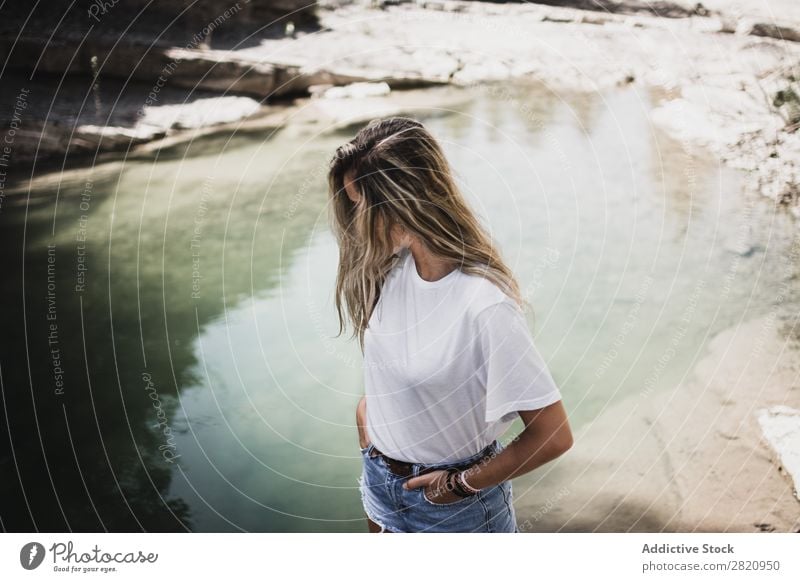 Frau am See stehend hübsch Küste Hände in den Taschen Natur Mädchen Jugendliche schön attraktiv Wasser Beautyfotografie Mensch Porträt Lifestyle Model Park