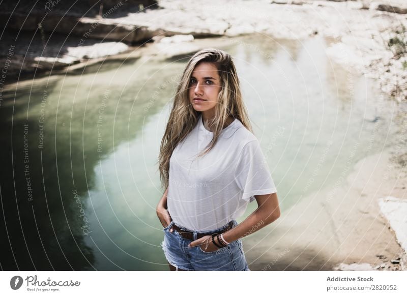 Frau am See stehend hübsch Küste Hände in den Taschen Natur Mädchen Jugendliche schön attraktiv Wasser Beautyfotografie Mensch Porträt Lifestyle Model Park