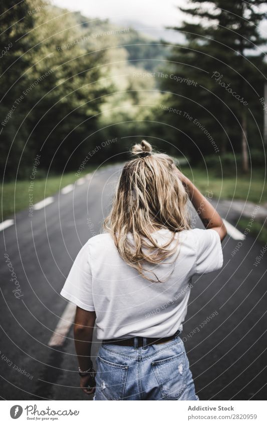 Frau, die im Wald auf einer Stange läuft. Straße laufen Jugendliche Natur Mädchen Lifestyle Ferien & Urlaub & Reisen Weg schön Asphalt Mensch Wege & Pfade