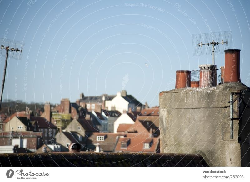 Schornstein- und TV-Antennen Haus Dach Fernsehen Himmel Wolkenloser Himmel Kleinstadt Altstadt Gebäude klein braun heimwärts überfüllt Stadtbild Schornsteine