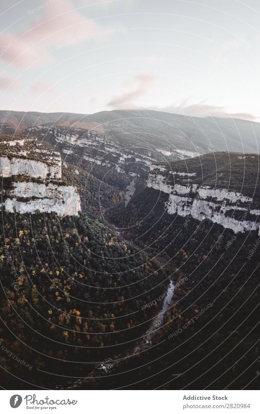 Kleiner Fluss, der zwischen den Klippen fließt. Natur Landschaft Felsen Wasser Aussicht natürlich strömen Wildnis schön Wald Umwelt Panorama (Bildformat)