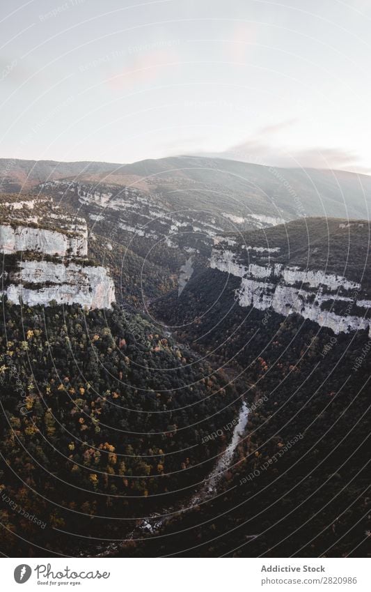 Kleiner Fluss, der zwischen den Klippen fließt. Natur Landschaft Felsen Wasser Aussicht natürlich strömen Wildnis schön Wald Umwelt Panorama (Bildformat)