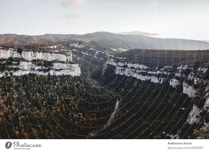 Kleiner Fluss, der zwischen den Klippen fließt. Natur Landschaft Felsen Wasser Aussicht natürlich strömen Wildnis schön Wald Umwelt Panorama (Bildformat)