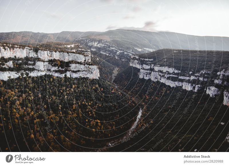 Kleiner Fluss, der zwischen den Klippen fließt. Natur Landschaft Felsen Wasser Aussicht natürlich strömen Wildnis schön Wald Umwelt Panorama (Bildformat)