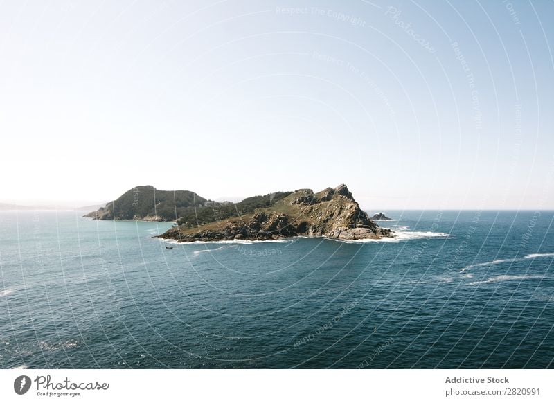 Klippe in der Mitte des Ozeans Meer Wasser Panorama (Bildformat) Landschaft Horizont Natur Felsen Skyline friedlich Aussicht Wetter Tourismus Ausflugsziel Insel