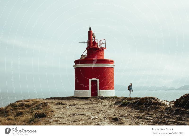 Tourist und Leuchtturm an der Küste Mensch reisend Natur Backpacker Abenteuer Panorama (Bildformat) Aussicht Landschaft Gebäude Reisender Meer Horizont Sommer