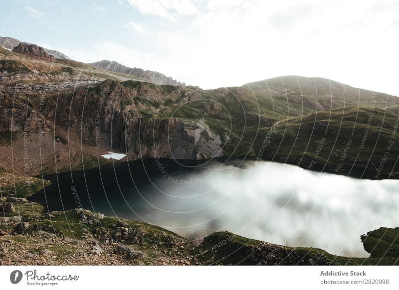 Spiegelsee in den Bergen Berge u. Gebirge See Landschaft Umwelt malerisch Wildnis Panorama (Bildformat) Idylle ruhig Mittelgebirge friedlich Wolken Perspektive