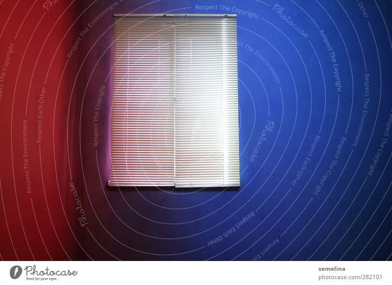 rotblau Wohnung Innenarchitektur Raum Fenster Ecke Jalousie Rollo dunkel eckig kalt trist Stadt verrückt silber Farbe Ferne eng geschlossen Farbverlauf Kontrast