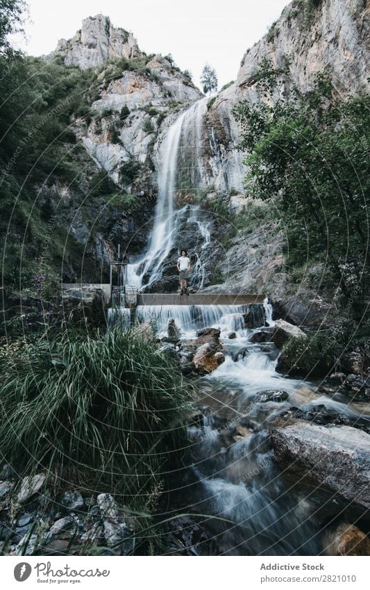 Mann am Wasserfall stehend Berge u. Gebirge Natur Ferien & Urlaub & Reisen Umwelt Lifestyle Wanderer Landschaft Abenteuer Beautyfotografie schön Tourismus