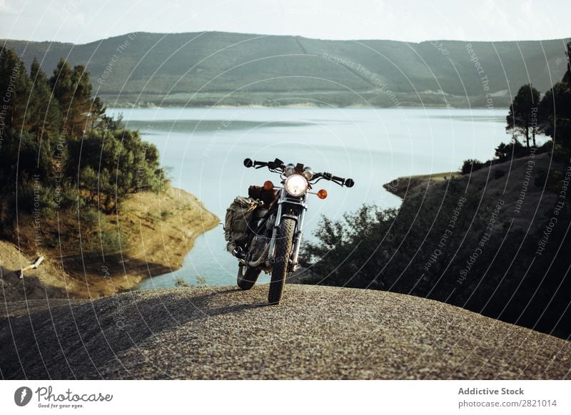 Motorrad im Hintergrund der Landschaft Felsen Klippe Verkehr Ferien & Urlaub & Reisen Freiheit Bahn Abenteuer Natur Stein extrem ruhig Panorama (Bildformat)