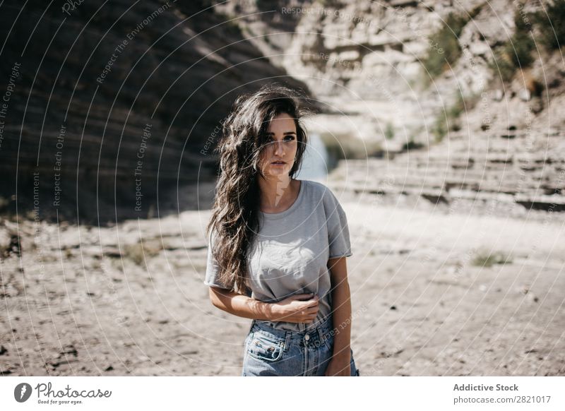 Junge Frau steht an der Klippe. Natur hübsch Blick in die Kamera stehen Jugendliche schön Mädchen Sommer Sonnenstrahlen Lifestyle attraktiv Mensch Landschaft