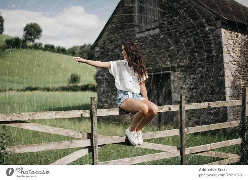 Frau auf Holzzaun sitzend Zaun ländlich Stall zeigen Natur Landschaft Sommer grün schön Länder niedlich Mensch Jugendliche Dorf Mädchen attraktiv Einsamkeit