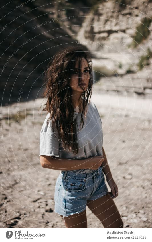 Junge Frau steht an der Klippe. Natur hübsch Blick in die Kamera stehen Jugendliche schön Mädchen Sommer Sonnenstrahlen Lifestyle attraktiv Mensch Landschaft