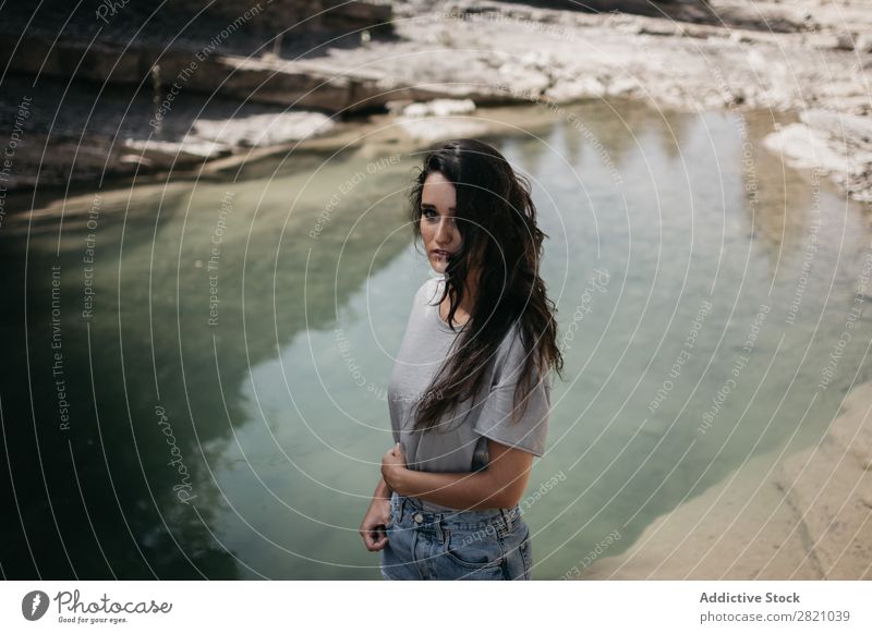 Sinnliche Frau am See Klippe Natur Wasser genießen hübsch Blick in die Kamera stehen Jugendliche schön Mädchen Sommer Sonnenstrahlen Lifestyle attraktiv Mensch