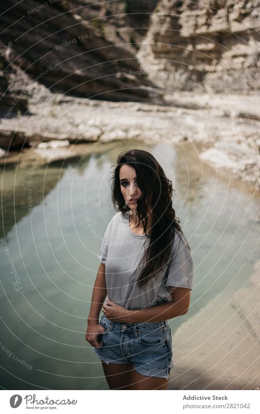 Sinnliche Frau am See Klippe Natur Wasser genießen hübsch Blick in die Kamera stehen Jugendliche schön Mädchen Sommer Sonnenstrahlen Lifestyle attraktiv Mensch