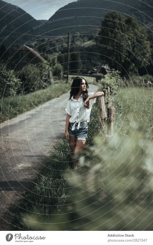 Hübsche Frau am ländlichen Zaun Holz Natur Landschaft Sommer grün schön Länder niedlich Mensch Jugendliche Dorf Mädchen attraktiv Einsamkeit Beautyfotografie