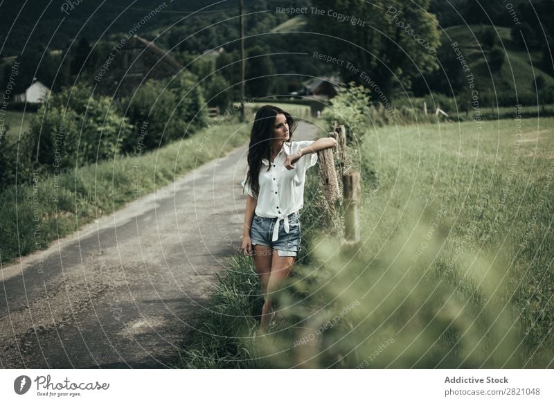 Hübsche Frau am ländlichen Zaun Holz Natur Landschaft Sommer grün schön Länder niedlich Mensch Jugendliche Dorf Mädchen attraktiv Einsamkeit Beautyfotografie