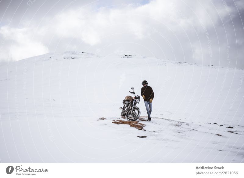 Mann mit Motorrad im verschneiten Hochland Schnee reisend Verkehr Abenteuer Natur Panorama (Bildformat) Tourismus Ausflug arrangiert Landschaft Tal