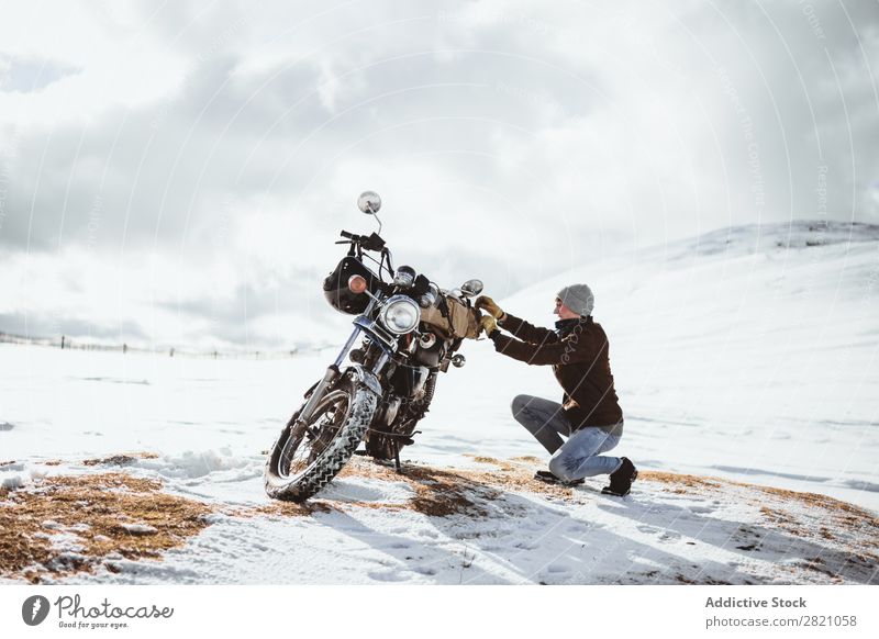 Mann mit Motorrad im verschneiten Hochland Schnee reisend Verkehr Abenteuer Natur Panorama (Bildformat) Tourismus Ausflug arrangiert Landschaft Tal