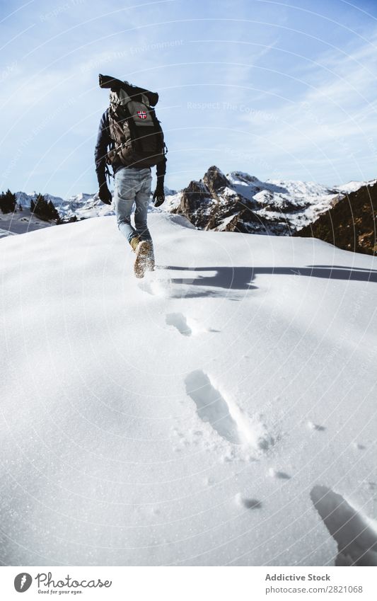 Anonymer Mann beim Trekking im Schnee Rucksacktourismus Berge u. Gebirge extrem wandern Schneefälle Abenteurer Altimeter Tourismus Jahreszeiten Sport Klettern