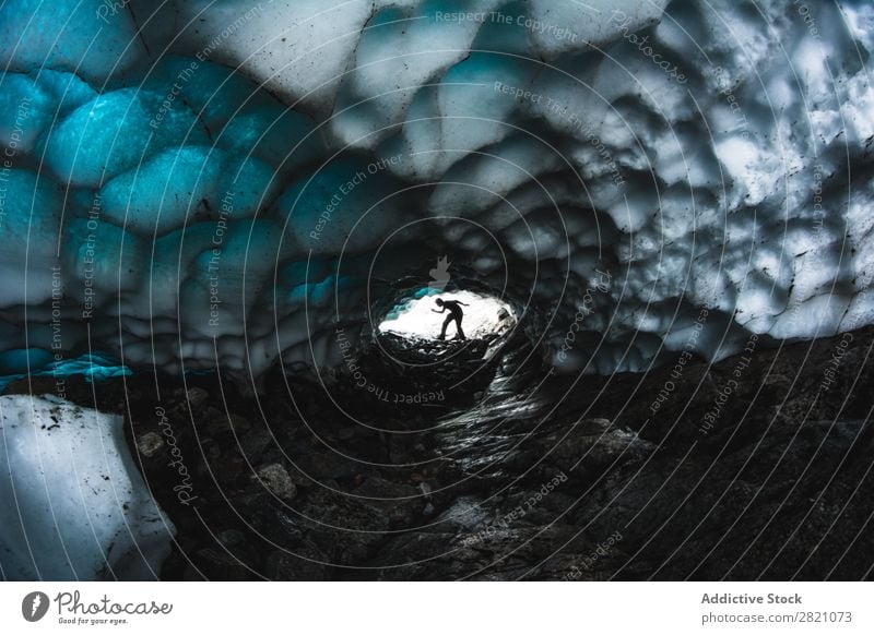 Anonyme Person in der Schneehöhle Mensch Höhle Eis Abenteuer natürlich Landschaft Erkundung Ferien & Urlaub & Reisen Tunnel kalt gefroren Winter Silhouette