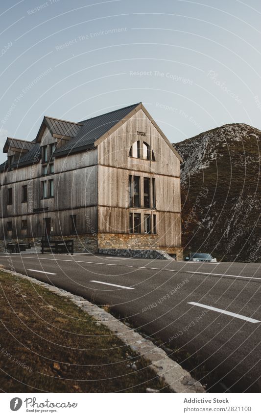 Bauen an der Straße in Hügeln Gebäude PKW Asphalt Holz Berge u. Gebirge Aussicht Sonnenstrahlen Natur Landschaft Ferien & Urlaub & Reisen schön Himmel Felsen