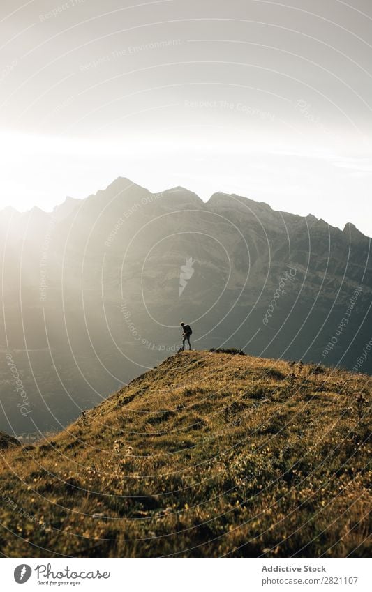 Anonymer Reisender auf dem Gipfel der Berge Mensch Backpacker Natur Trekking Errungenschaft extrem Top Abenteuer wandern Wanderer Klettern Landschaft Freiheit