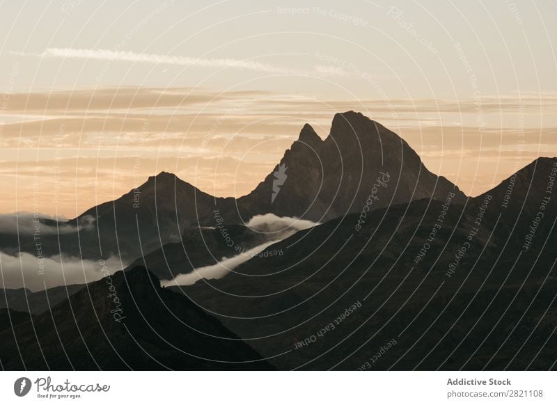 Blick auf den Gipfel der felsigen Berge Landschaft Berge u. Gebirge Felsen Wolken Natur Mittelgebirge Himmel Nebel Beautyfotografie Wunderland Szene Reichweite