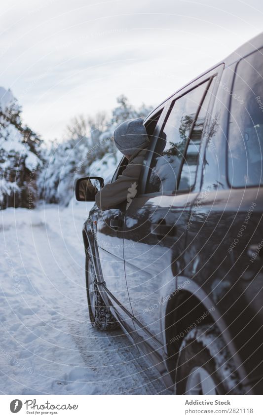 Mann im Auto auf der Winterstraße PKW Straße Wald Geländewagen Mensch Fahrer Schnee kalt Asphalt Landschaft weiß Natur Jahreszeiten Eis Frost Laufwerk