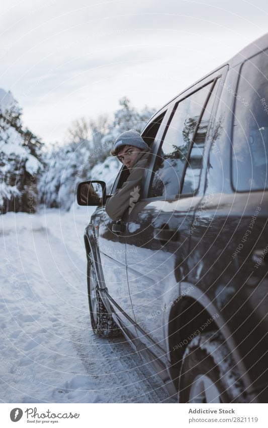 Mann im Auto auf der Winterstraße PKW Straße Wald Geländewagen Mensch Fahrer Schnee kalt Asphalt Landschaft weiß Natur Jahreszeiten Eis Frost Laufwerk