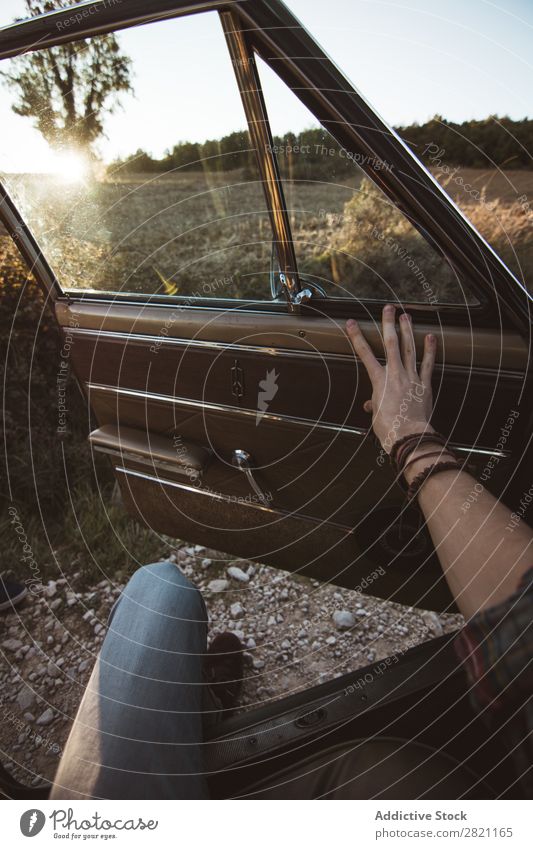 Mann steigt aus dem Auto aus PKW Wiese Morgen Ferien & Urlaub & Reisen Landschaft Mensch Gras Verkehr Freizeit & Hobby Feld Fahrzeug Tourismus Ausflug offen Tür