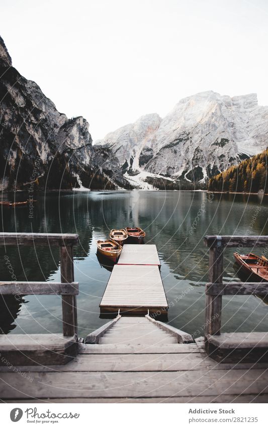 Pier am Bergsee See Berge u. Gebirge Anlegestelle Wasserfahrzeug Aussicht Landschaft Natur Himmel schön Tourismus Ferien & Urlaub & Reisen Gipfel