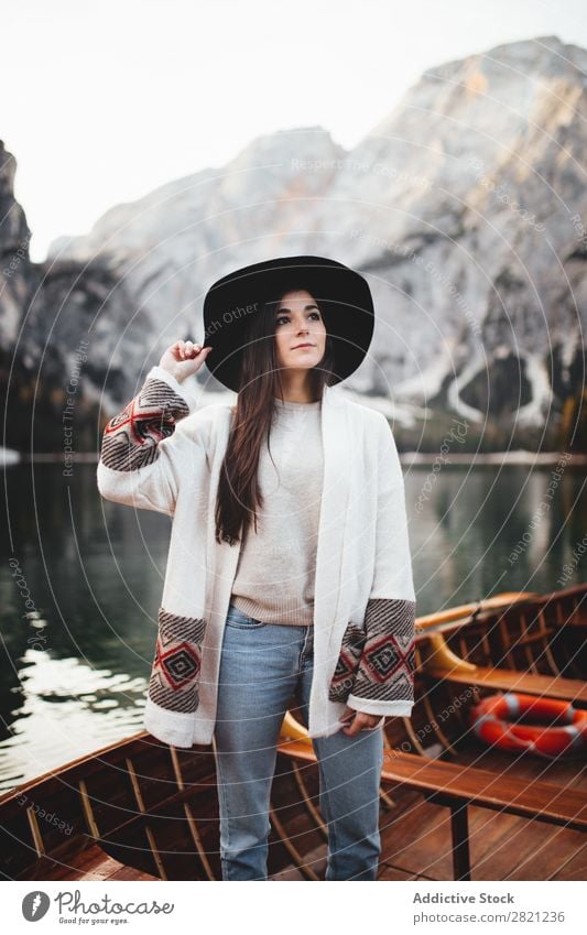 Frau im Boot See Berge u. Gebirge Wasserfahrzeug Aussicht Landschaft Natur Himmel schön Tourismus Ferien & Urlaub & Reisen Gipfel Tag Umwelt Mensch Jugendliche