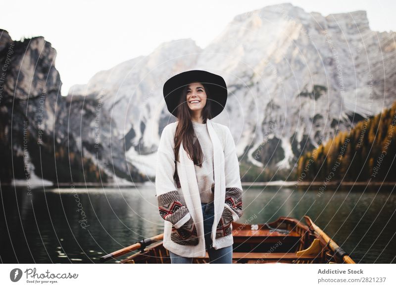 Frau im Boot See Berge u. Gebirge Wasserfahrzeug Aussicht Landschaft Natur Himmel schön Tourismus Ferien & Urlaub & Reisen Gipfel Tag Umwelt Mensch Jugendliche