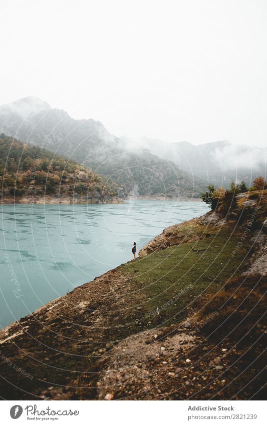 Person am Flussufer Mensch Aussicht Ferien & Urlaub & Reisen Natur Tourismus Wasser Landschaft Ausflug Lifestyle Freizeit & Hobby Hügel Herbst Nebel ruhig