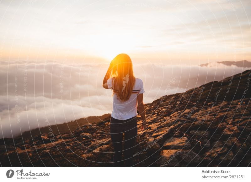 Junge Frau, die auf einem Hügel posiert. Natur genießend Freiheit Lifestyle Mensch Freizeit & Hobby Sonnenlicht Sonnenstrahlen Tag schön lieblich charmant