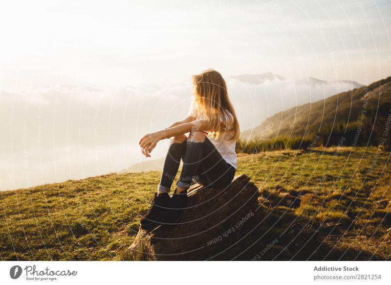 Junge Frau, die auf einem Hügel posiert. Natur genießend Freiheit Lifestyle Mensch Freizeit & Hobby Sonnenlicht Sonnenstrahlen Tag schön lieblich charmant