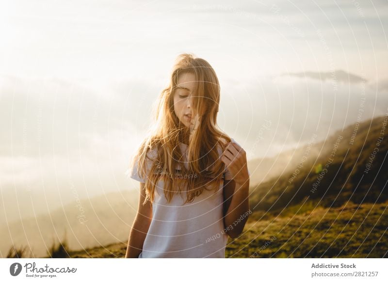 Junge Frau sitzt auf Stein Natur Freiheit Lifestyle Mensch Freizeit & Hobby Sonnenlicht Sonnenstrahlen Tag schön lieblich charmant niedlich Gras Unbekümmertheit