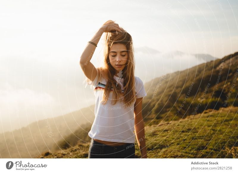 Junge Frau sitzt auf Stein Natur Freiheit Lifestyle Mensch Freizeit & Hobby Sonnenlicht Sonnenstrahlen Tag schön lieblich charmant niedlich Gras Unbekümmertheit