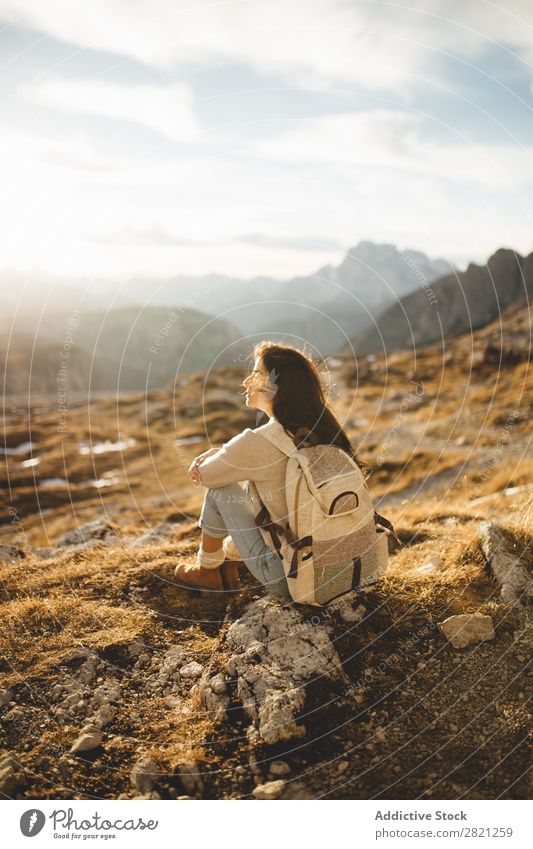 Junge Frau sitzt auf Stein Natur Freiheit Lifestyle Mensch Freizeit & Hobby Sonnenlicht Sonnenstrahlen Tag schön lieblich charmant niedlich Gras Unbekümmertheit