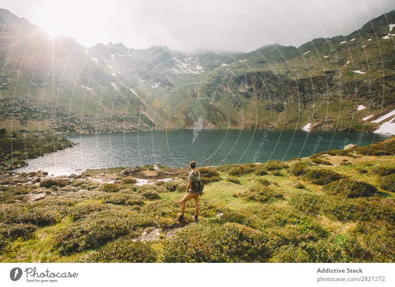 Mann Tourist mit Blick auf den See Hügel Tal Rucksack Horizont Abenteuer Felsen Berge u. Gebirge Freiheit Gipfel Trekking Ferien & Urlaub & Reisen Landschaft