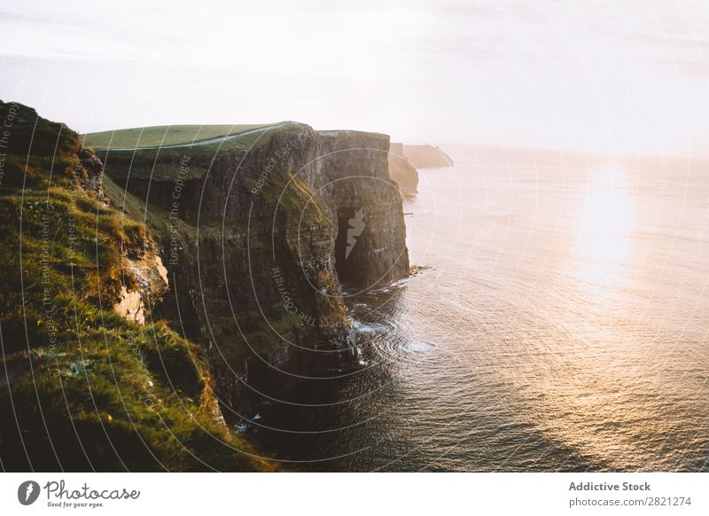 Wunderschöne Klippe am Meer Aussicht Landschaft Wasser Küste Ferien & Urlaub & Reisen Natur Meereslandschaft Sommer Himmel Felsen Insel Tourismus Sonnenlicht